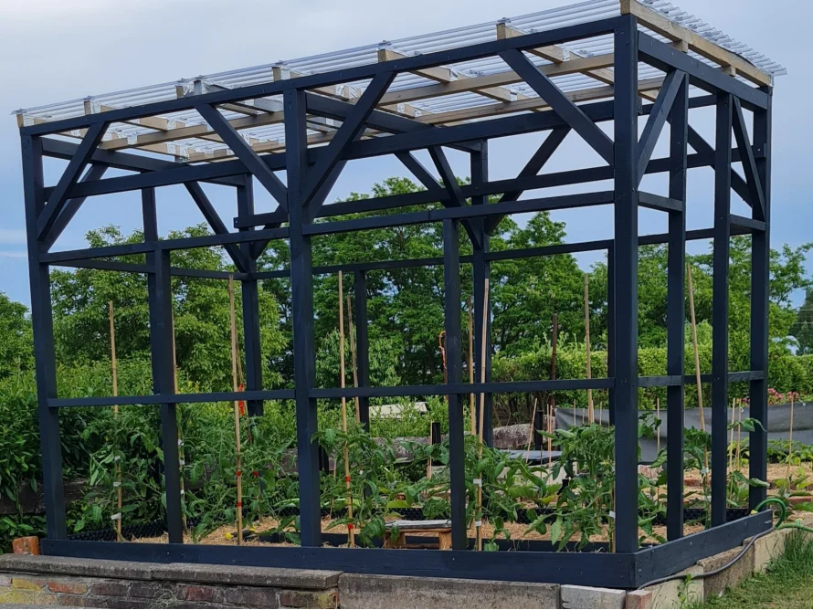 Holzgerüst eines Gewächshauses