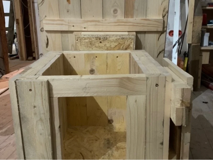 Holzrahmen eines Gartenhauses im Bau