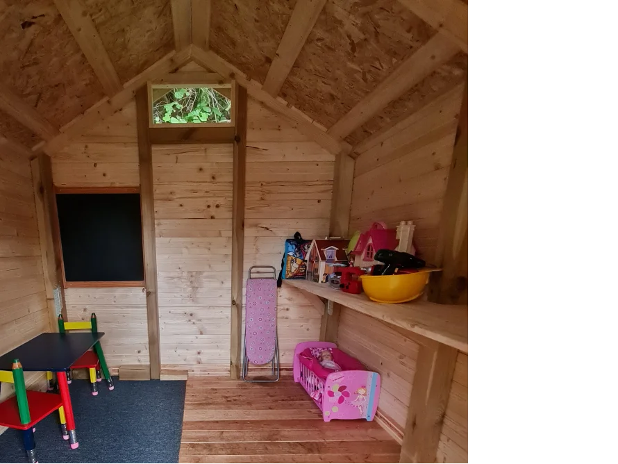 Spielzeug in einem Gartenhaus aus Holz