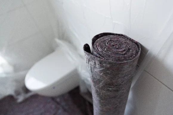 Rollenware auf Fliesenboden