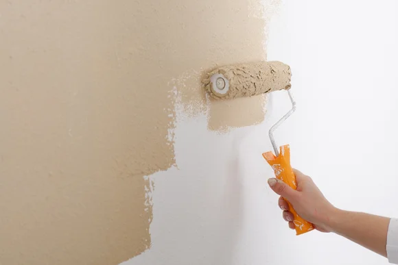 Hand bemalt Wand mit Farbrolle