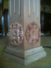 Geschnitzte Säule aus hellem Holz