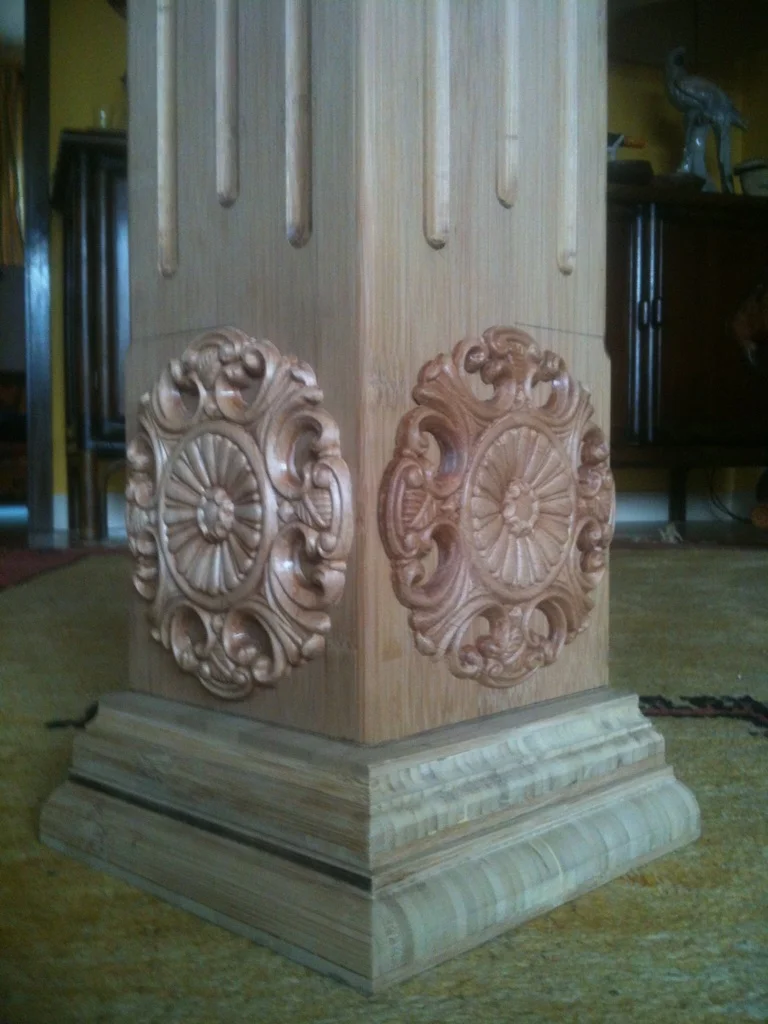 Geschnitzte Säule aus hellem Holz