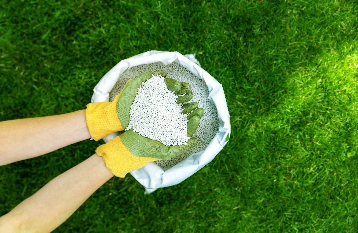 dnger fr rasen gegen unkraut Moos Stop Mineraldnger fr Rasenflchen