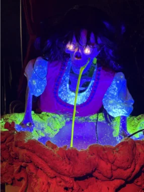 Leuchtendes Skelett mit schleimender Zunge