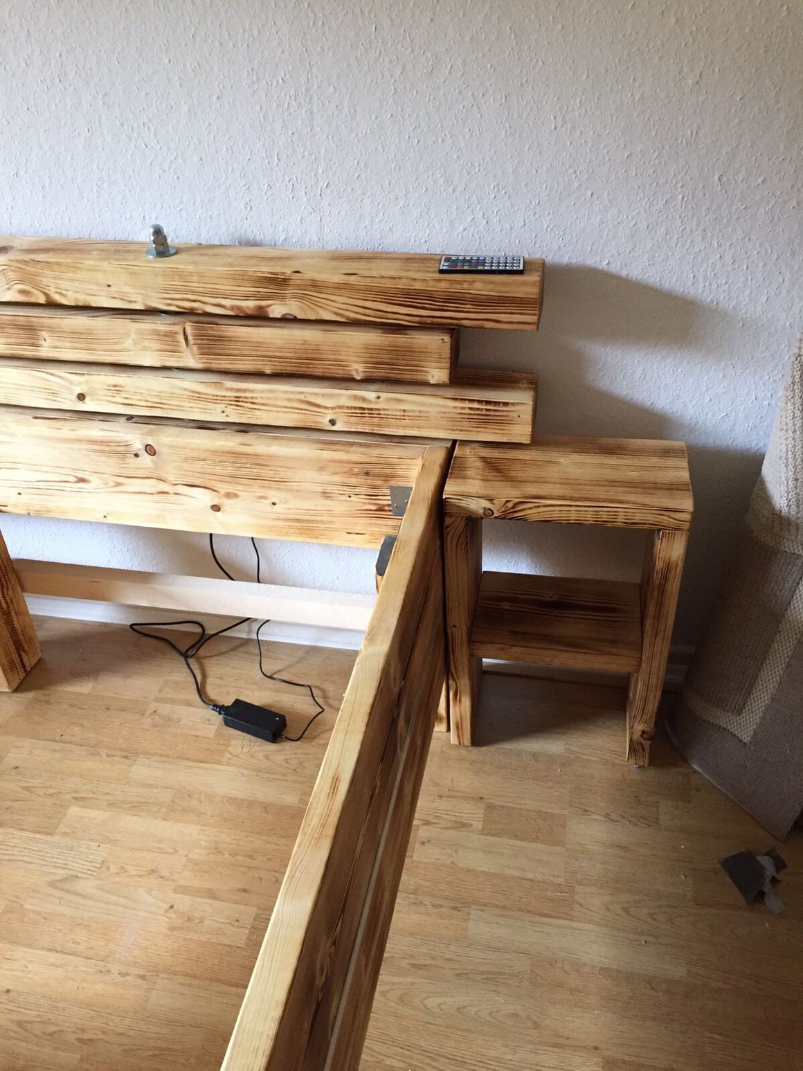 Holzbett mit Nachttisch