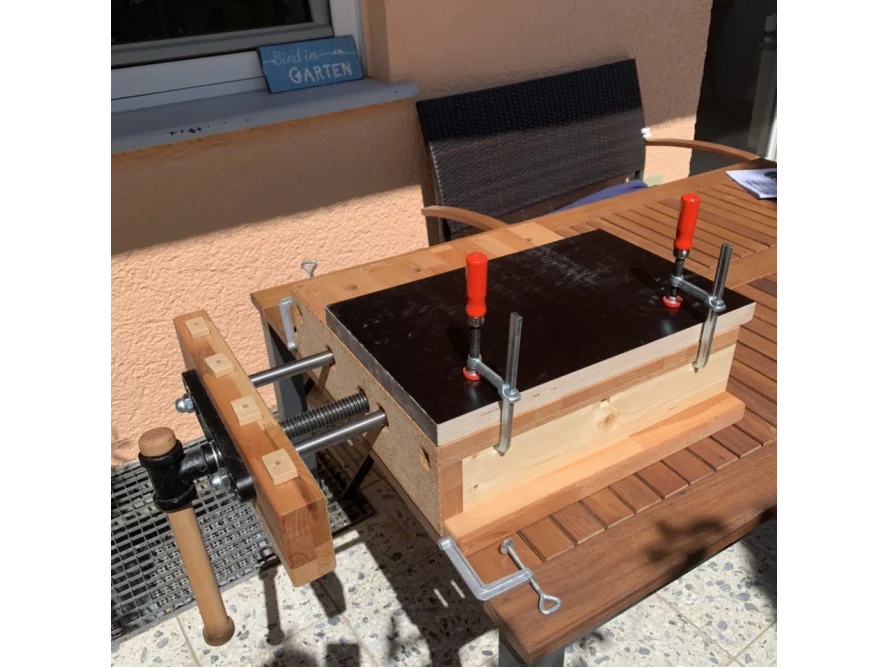 Holzwerkbank mit Schraubzwingen
