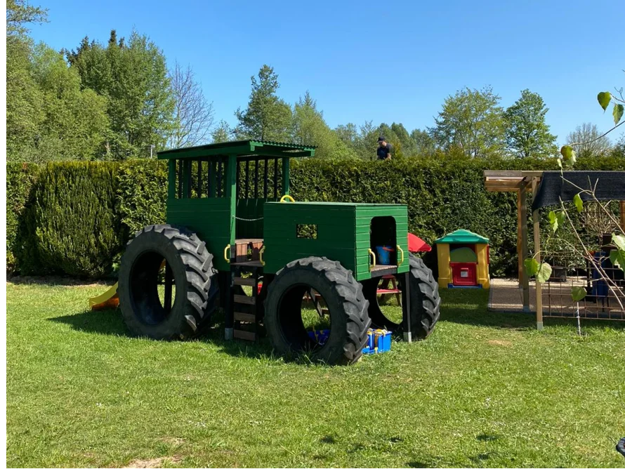 Spielplatztraktor aus Holz