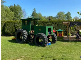 Spielplatztraktor aus Holz