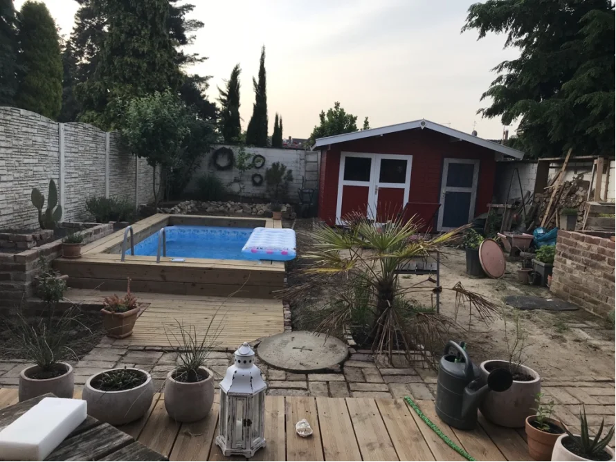 Garten mit Pool und rotem Gartenhaus