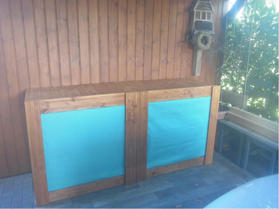 Holzschrank mit türkisfarbenen Türen