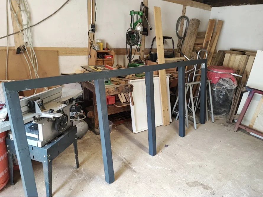 Unbehandeltes Holzgestell in einer Werkstatt