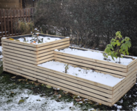 Schneebedeckte Hochbeete aus Holz