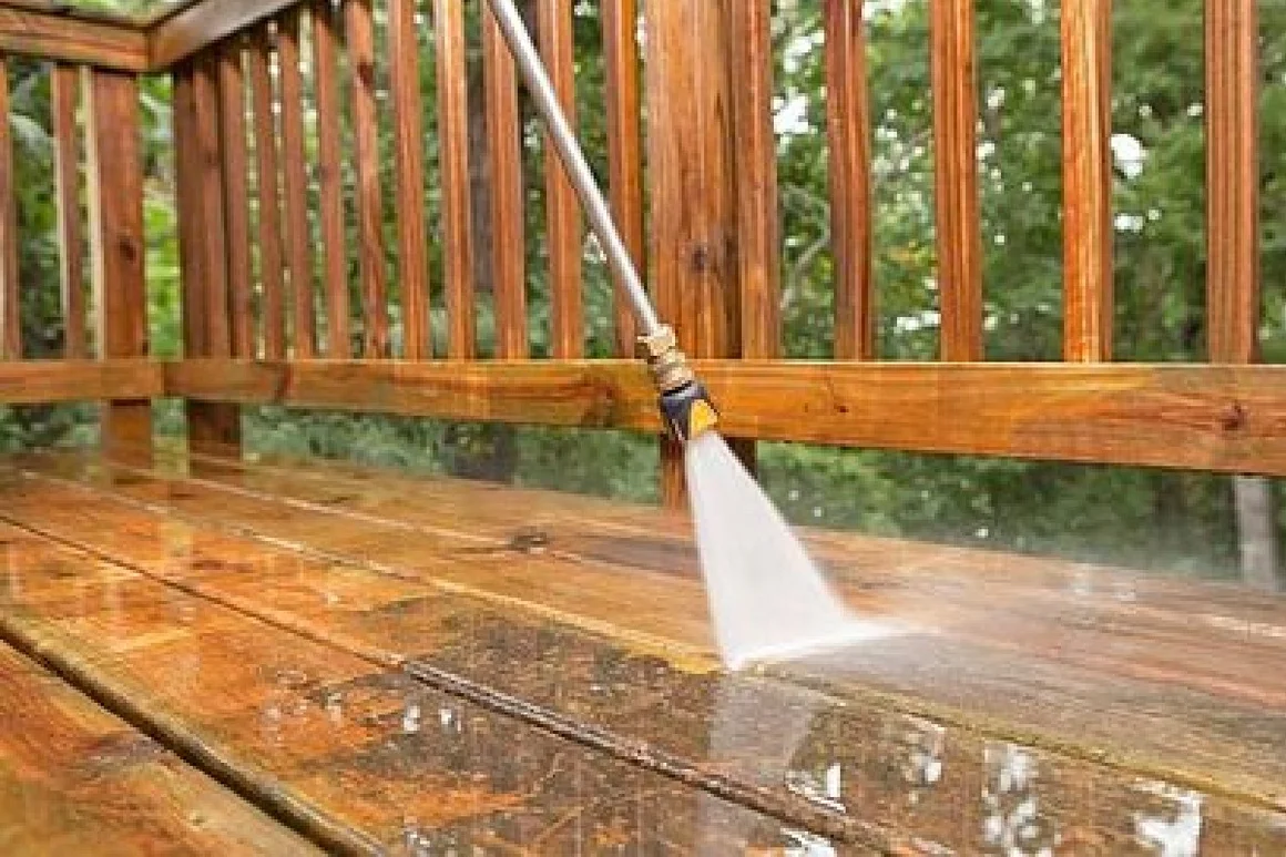 Hochdruckreiniger reinigt Holzterrasse