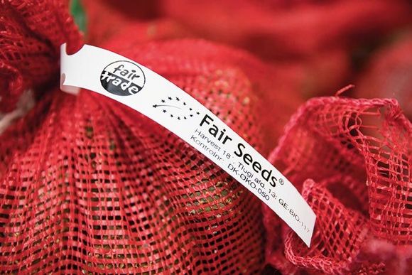 fair trade Schild an einem Netz gefüllt mit Fair Seeds 