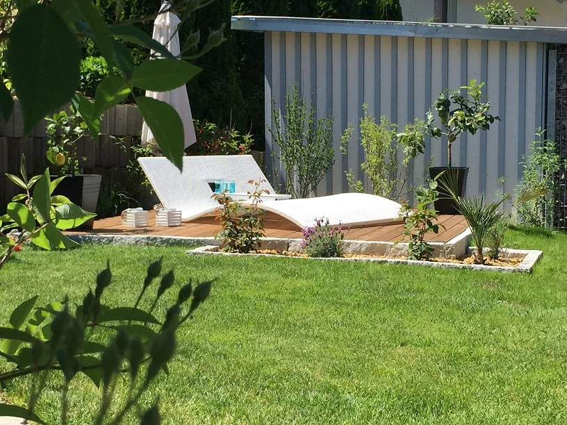 Gartenliege auf Holzterrasse