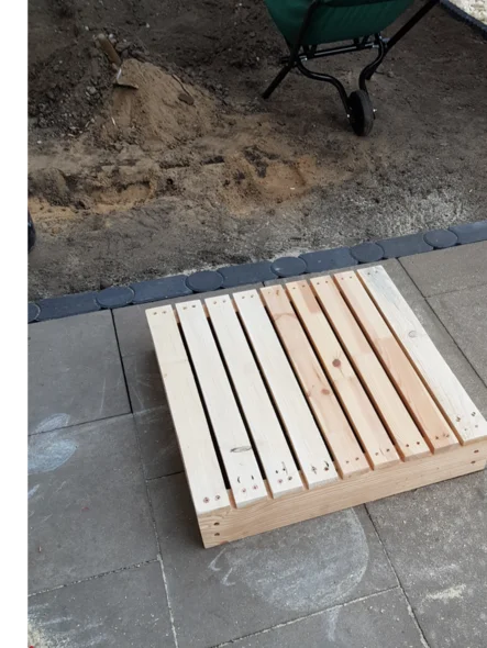 Holzrahmen auf einer Terrasse