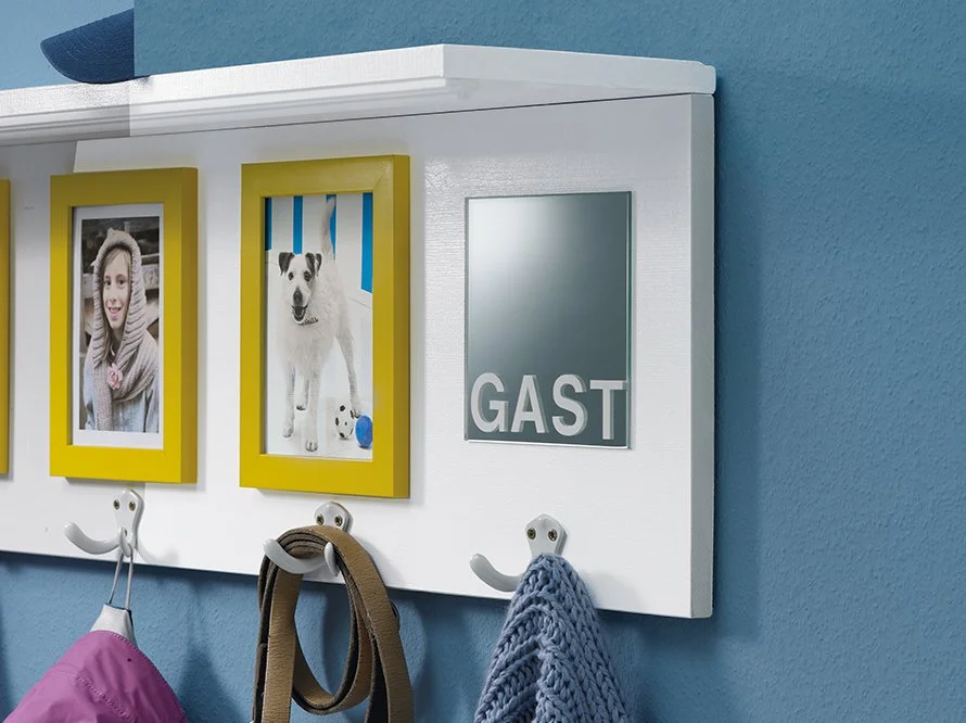 Garderobe mit Spiegel und Fotorahmen