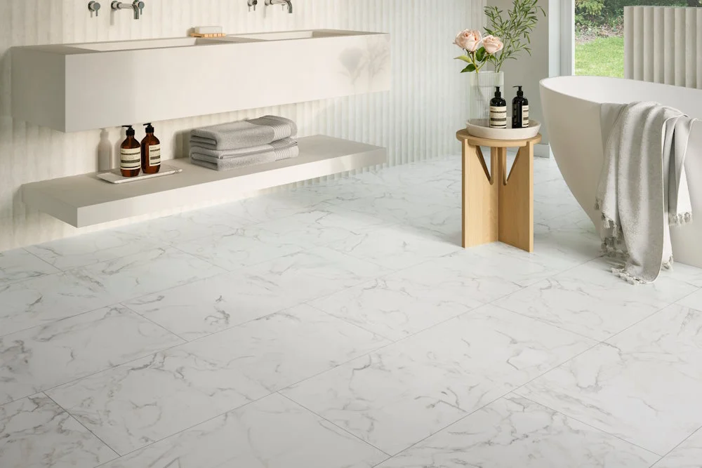 Modernes Badezimmer mit Marmorfliesen