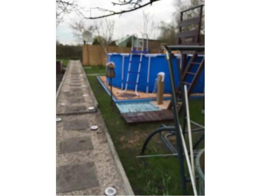 Ein Aufstellpool im Garten