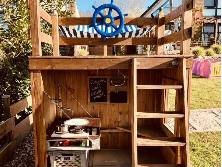 Spielhaus aus Holz im Garten