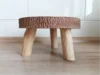 Kleiner Hocker aus Holz mit Baumstammscheibe