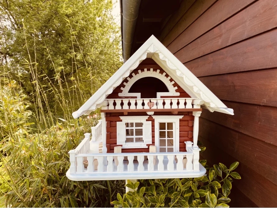 Dekoratives Vogelhaus aus Holz