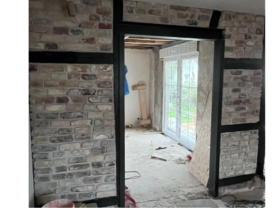 Rohbau eines Raumes mit Ziegelwand