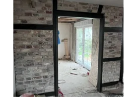 Rohbau eines Raumes mit Ziegelwand