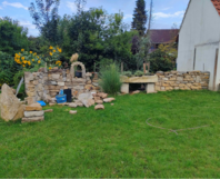 Unfertige Natursteinmauer im Garten