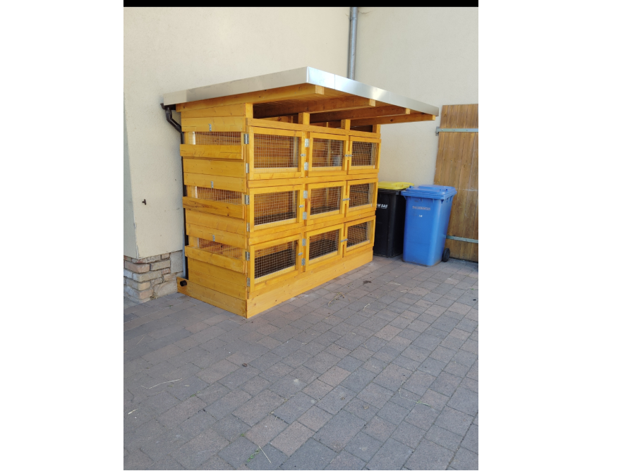 Hühnerstall aus Holz mit drei Etagen