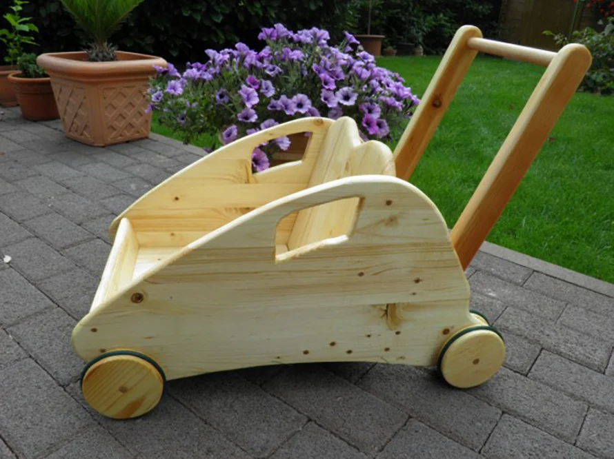 Hölzerner Kinderwagen
