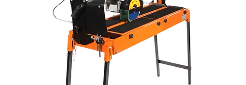 Orangefarbener Fliesenschneider auf einem Ständer