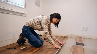 Person verlegt Laminat