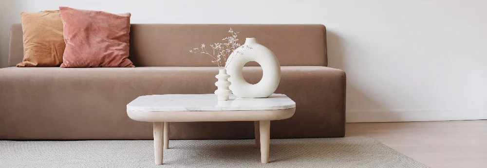 Minimalistisches Wohnzimmer mit Sofa und Tisch