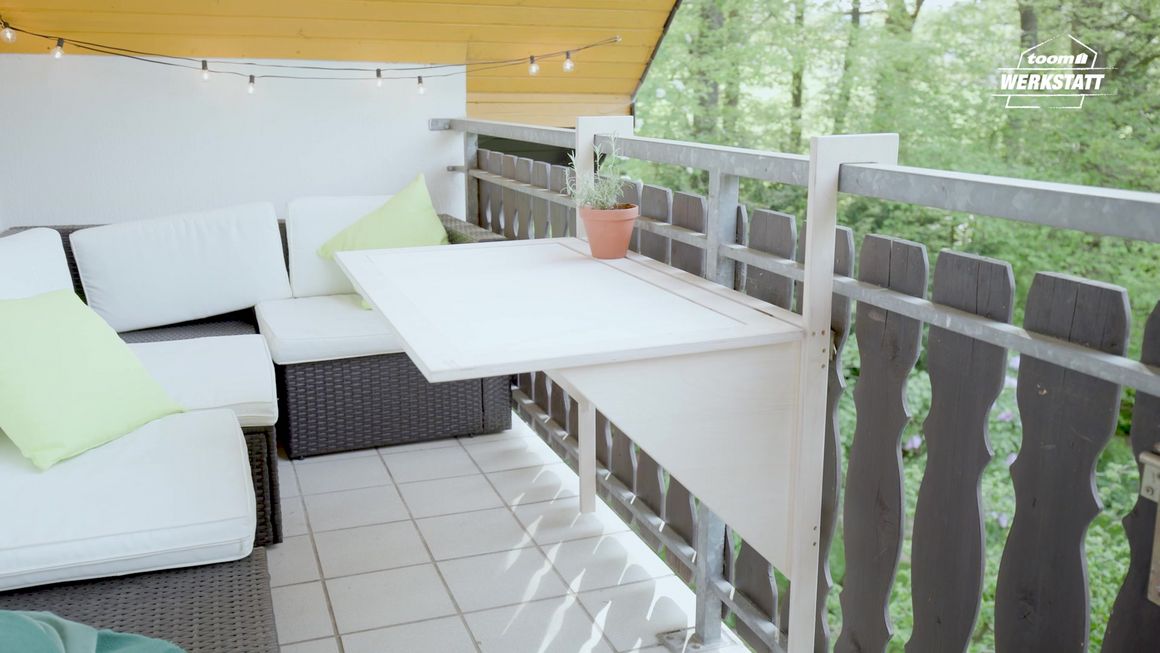 Klapptisch auf einem Balkon