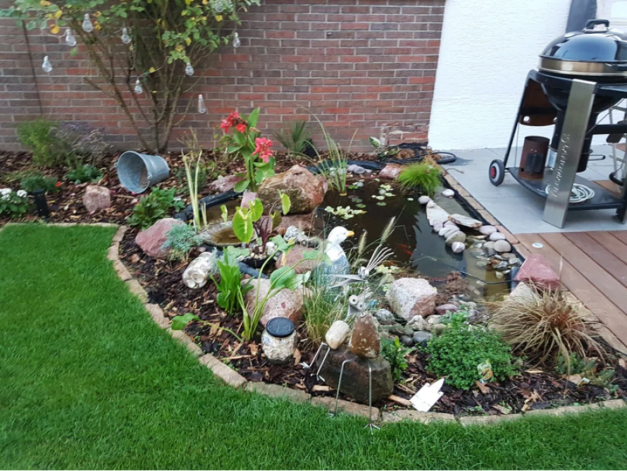Gartenteich mit Dekoration
