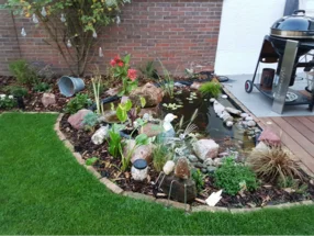 Gartenteich mit Dekoration