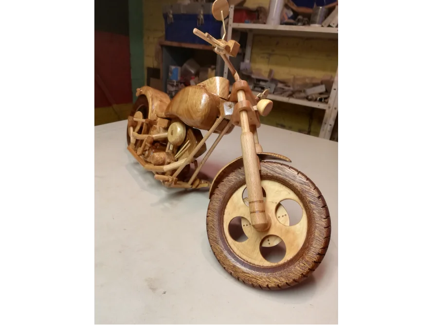 Modell eines Motorrads aus Holz