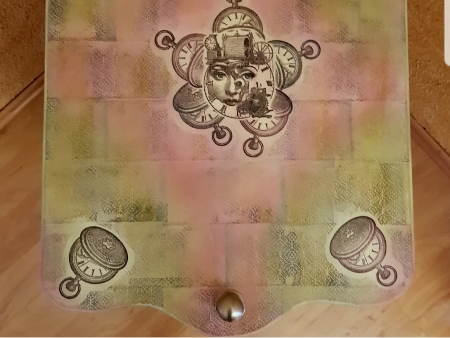 Kommode mit Taschenuhr-Motiv