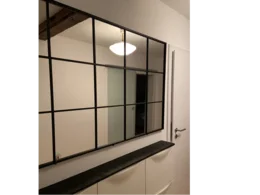 Großer Spiegel mit schwarzen Sprossen