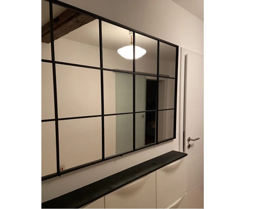 Großer Spiegel mit schwarzen Sprossen