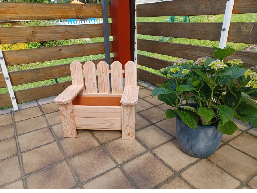 Blumenbank aus Holz mit daneben stehender Hortensie
