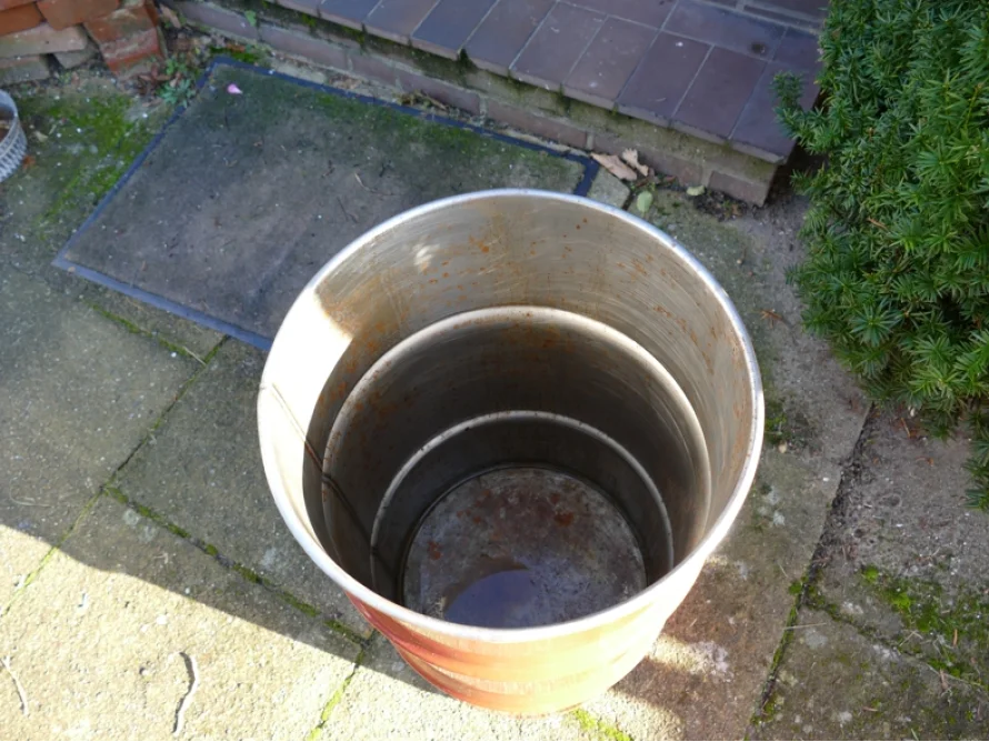 Leere Regentonne von oben