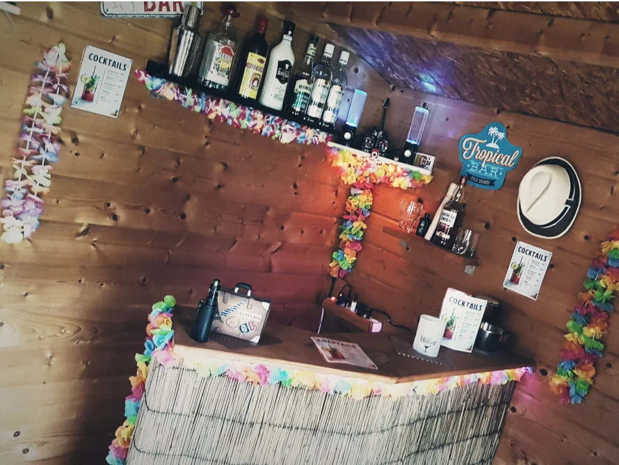 Gartenbar mit Tiki-Dekoration