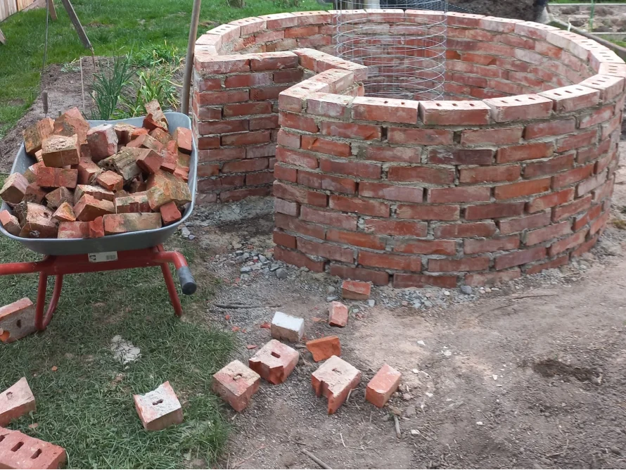 Baustelle Gartenhaus mit Schubkarre