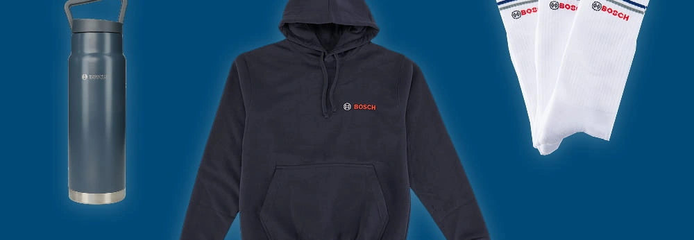 Ein Hoodie, Socken und eine Edelstahlflasche vor einem blauen Hintergrund