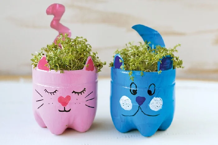 Zwei Blumentöpfe in Katzengestalt