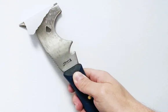 Hand hält einen Spachtel