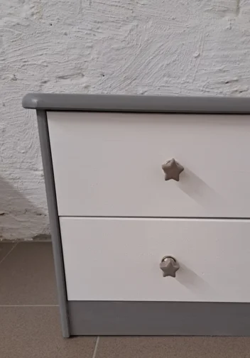Kommode mit zwei Schubladen und Stern-förmigen Griffen